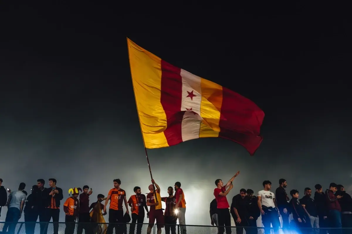 zatceni-v-turecku-byvaly-viceprezident-galatasaray-erden-timur-a-dalsi-v-rozsahlem-sazkovem-skandalu