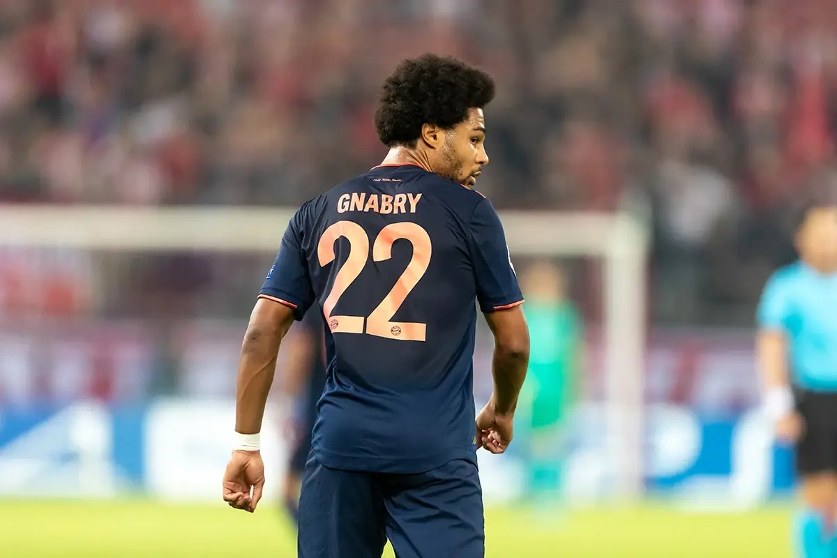 bayern-mnichov-prodlouzi-smlouvu-se-sergeem-gnabrym-do-konce-sezony-2027-28
